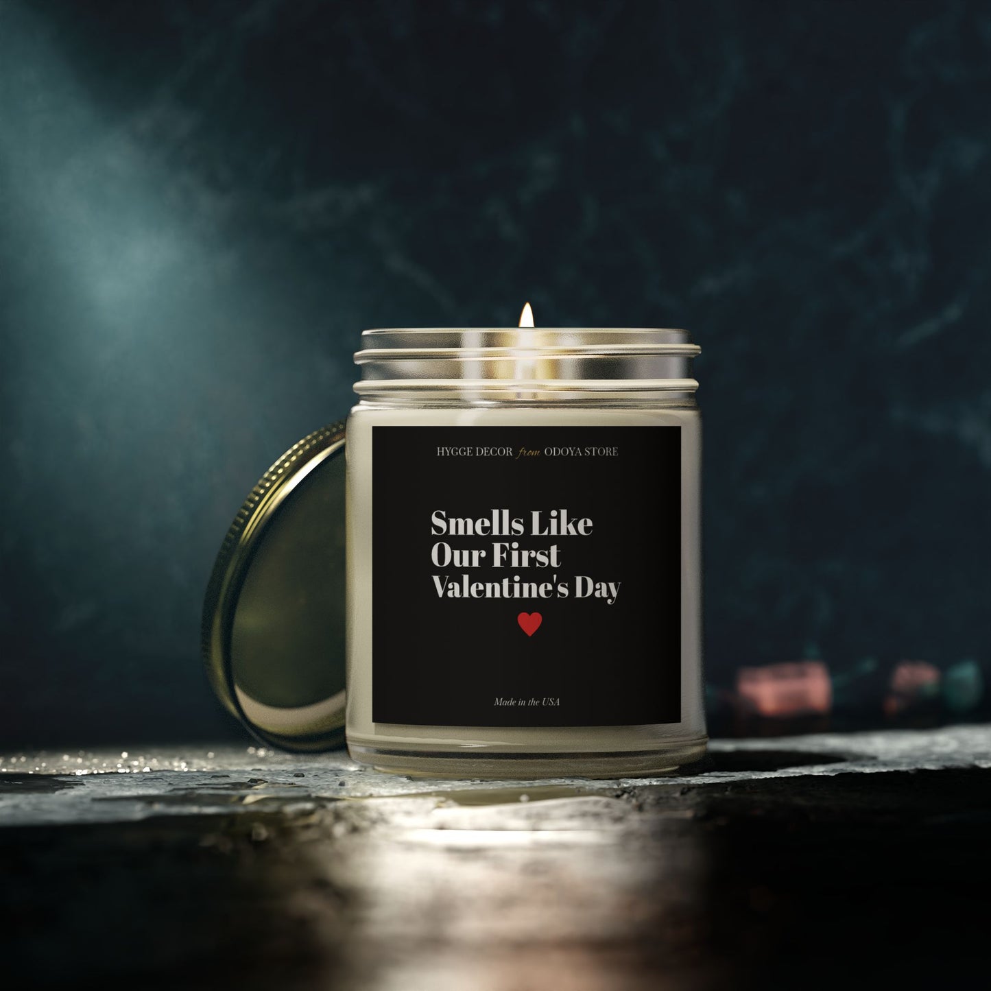 ‘Smells like our first Valentine's Day‘ – Romantic scented coconut and apricot wax candle