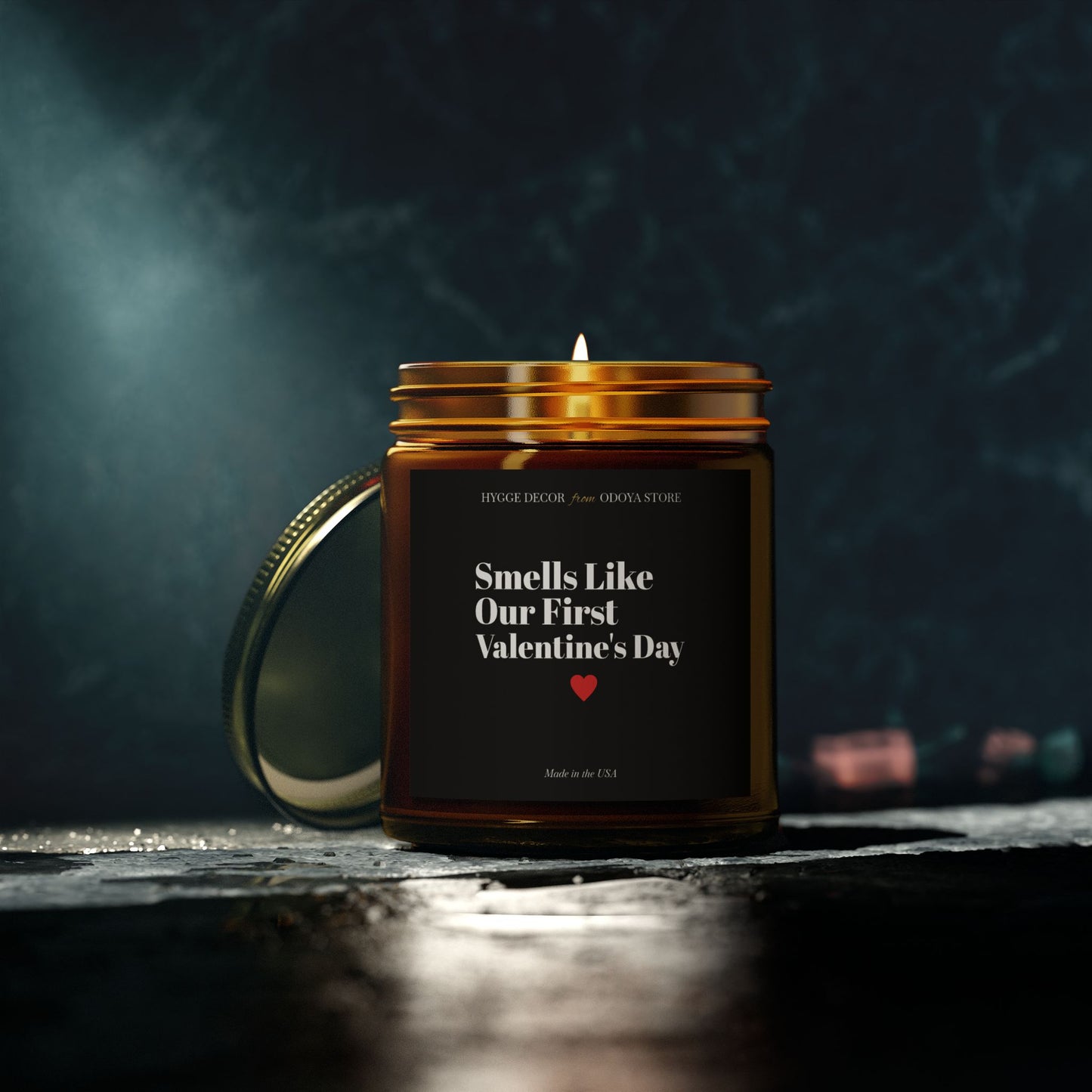 ‘Smells like our first Valentine's Day‘ – Romantic scented coconut and apricot wax candle